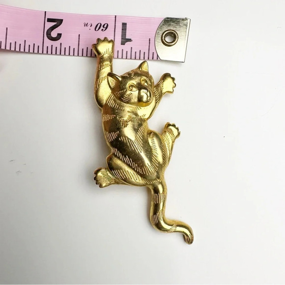 Vintage 1980’s JJ Cat Brooch Brooch Pin Gold Tone  Cat Mom Cat Lover Hanging Cat - Picture 10 of 11